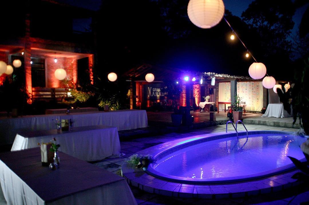 Evento à noite junto à piscina da Granja Xanadú